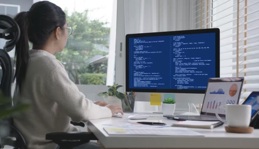 渭南软件开发公司实战建议:网站赋能,为何必须接入支持机器人?